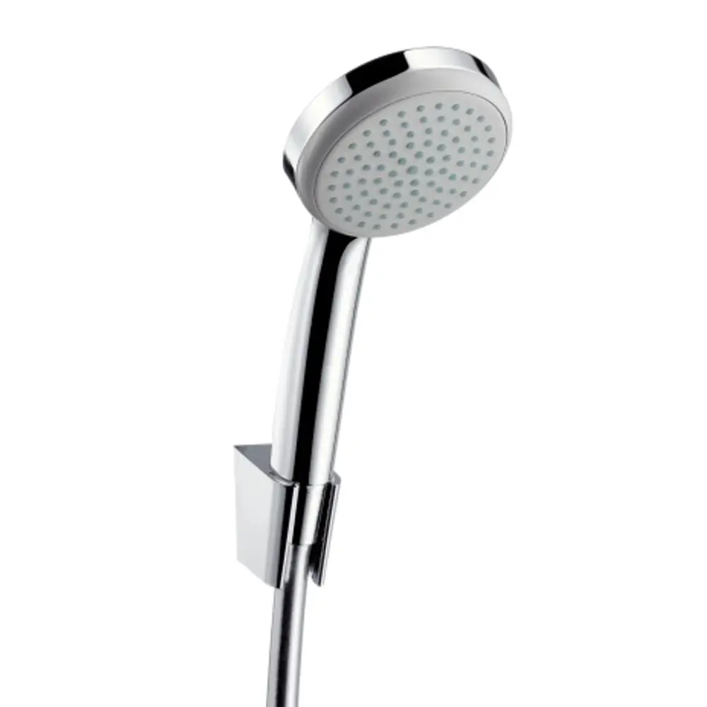 Brausekopf aus Chrom von Hansgrohe, montiert auf einem Halter, mit einem Schlauch für die Wasserzufuhr, geeignet für die Verwendung in Dusche oder Bad.
